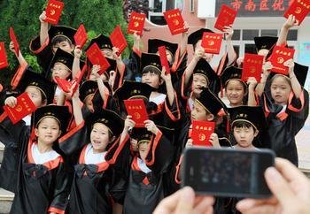 广州幼儿园毕业收200元拍照费