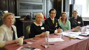 李亿作为首任华人评委与诸位英国评委合影