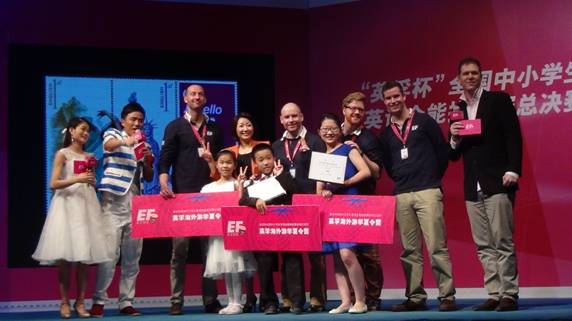 Description: F:\全国总决赛照片\100MSDCF\best photos\来自北京的李盈润、来自深圳的徐悠游和来自上海的王席文同学最终获得第一名，赢得暑期三周游学大奖.JPG